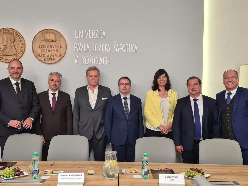 Stretnutie zástupcov samosprávy, akademickej obce a pani ministerky investícií, regionálneho rozvoja a informatizácie SR Veroniky Remišovej