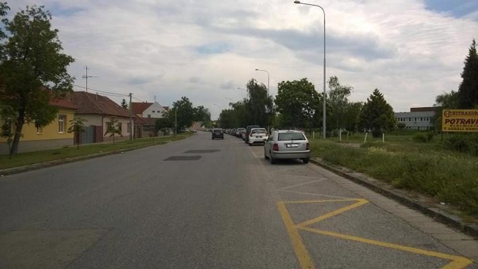 Plná ulica pred nemocnicou