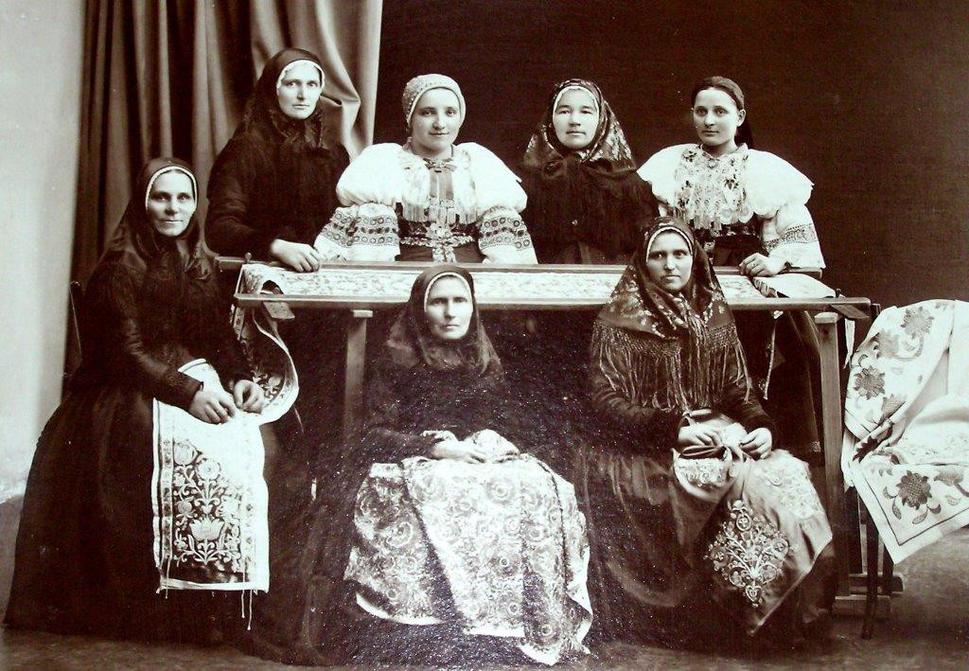Cíferské výšivkárky (1. štvrtina 20. stor.). Horný rad zľava: Rozália Tajcnerová, Mária Čaplová, Rozália Bartošovičová, Helena Domoráková; dolný rad zľava: Helena Benkovská, Mária Hudeková, Barbora Nemčičová