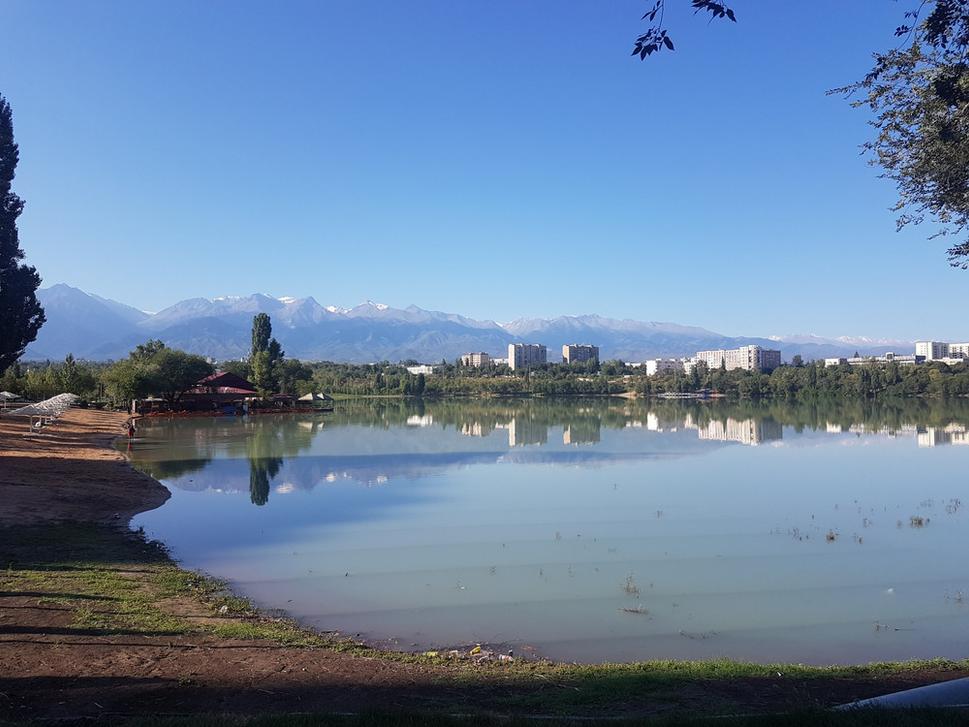 jazero v meste Almaty