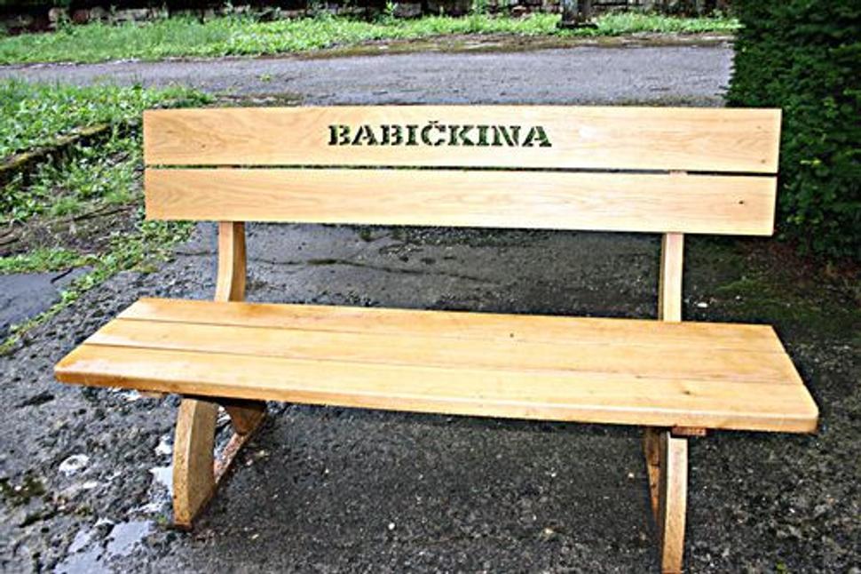 Lavička podľa knihy Boženy Němcovej "Babička"