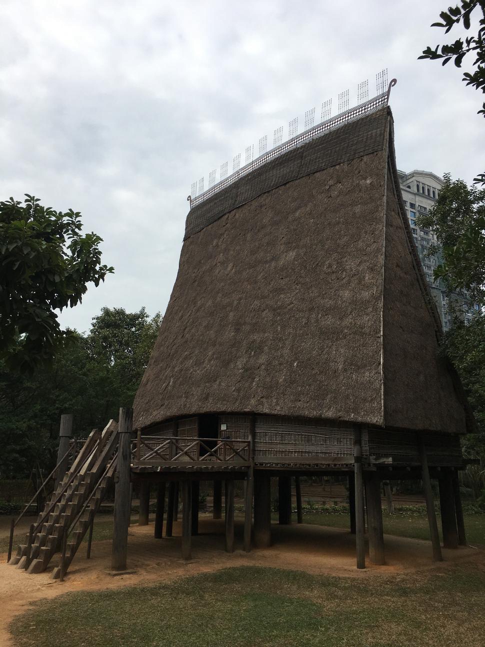 Strecha tohto domu jedného vietnamského etinika je taká vysoká, aká veľká je mužnosť hlavy rodiny.
