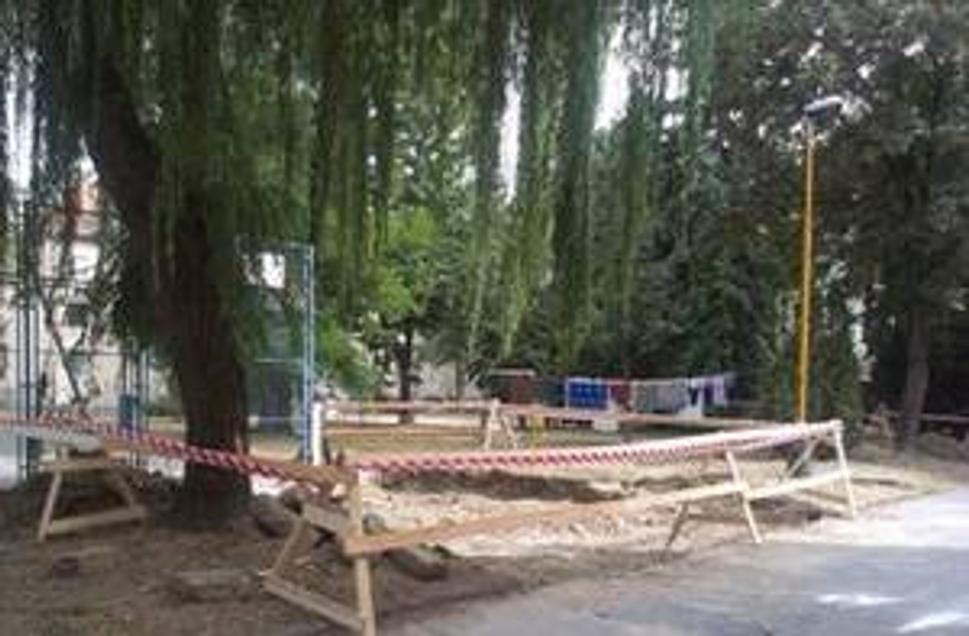 Park sa začal meniť na parkovisko.