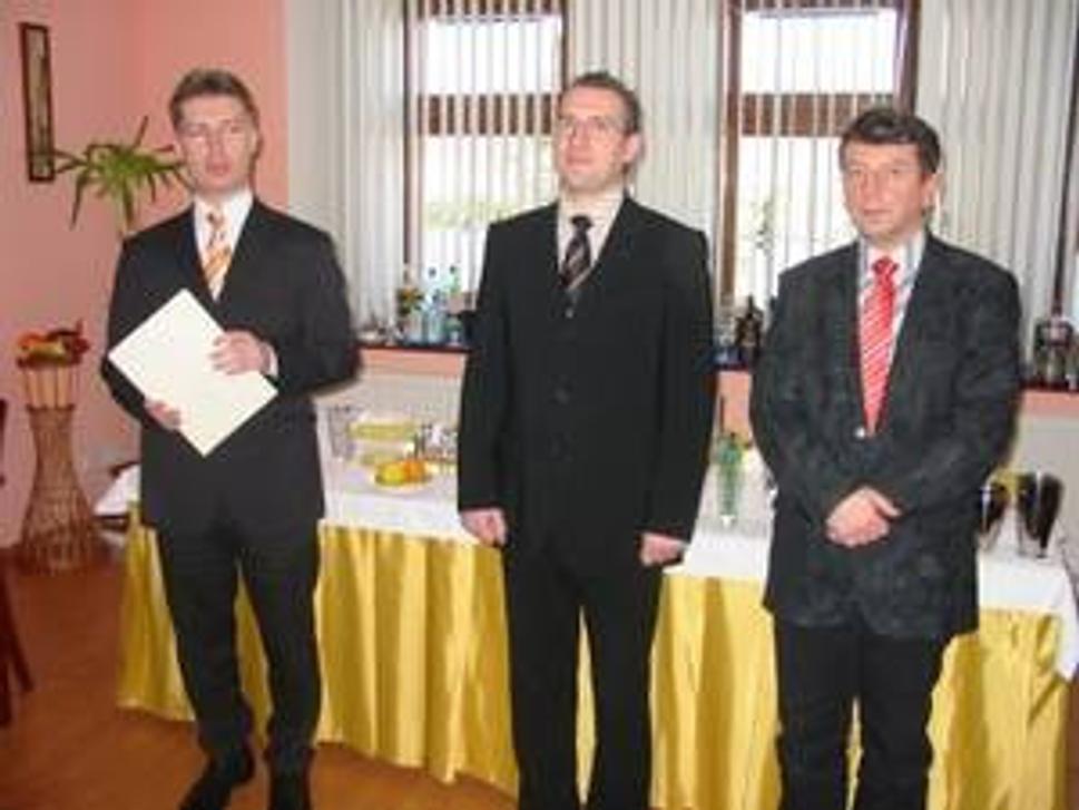 Členovia skúš. komisie: (Zľava) B.Pospíš, viceprezident ASSR, prevádzkový riaditeľ hotela Dukla v Ba; M. Jajcaj,someliér profesionál,spolumajiteľ reštaurácie Zlatá hus v Sl. Grobe;Ing.R.Naštický,riaditeľ súťaží,hlavný majster OV, učiteľ,ZHA Mikovíniho