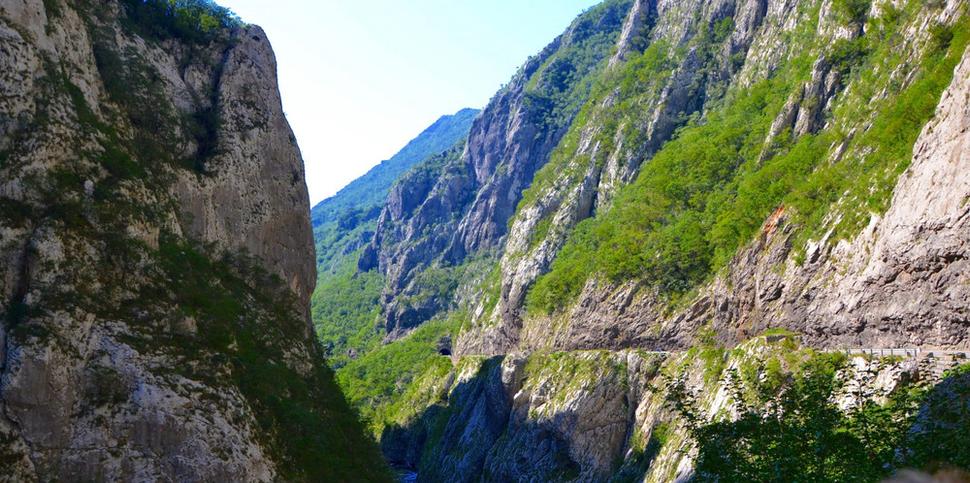 Kaňon rieky Morača na mieste sprístupnenom na fotenie