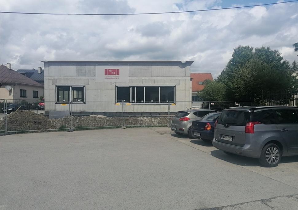táto je priamo pri parkovisku oproti hradu