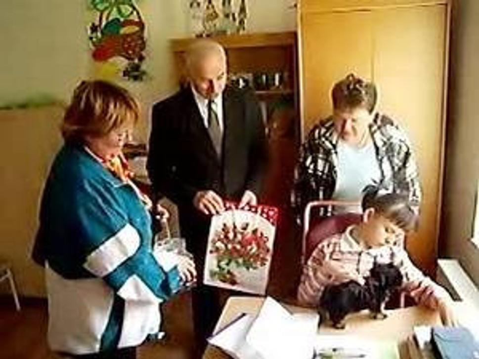 Zľava Emília Filová, Jozef Kozák odovzdávajú Veronike za asistencii jej mamy psíka aj s podrobnými inštrukciami.