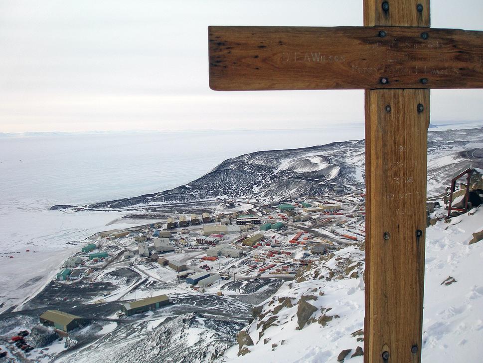 Kríž na vyhliadkovom vrchu Observation Hill, ktorý sa vypína nad základňou McMurdo. Bol postavený na pamiatku Scottovej expedície z rokov 1911 - 1912.