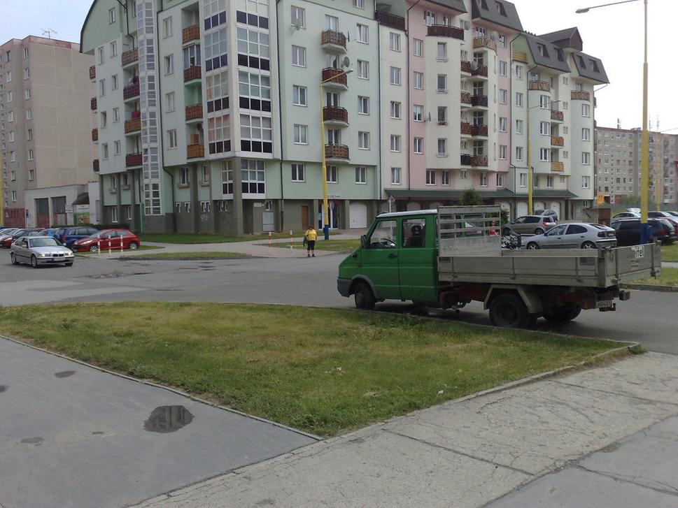 Vozidlá sem občas zaparkujú na dlhší čas