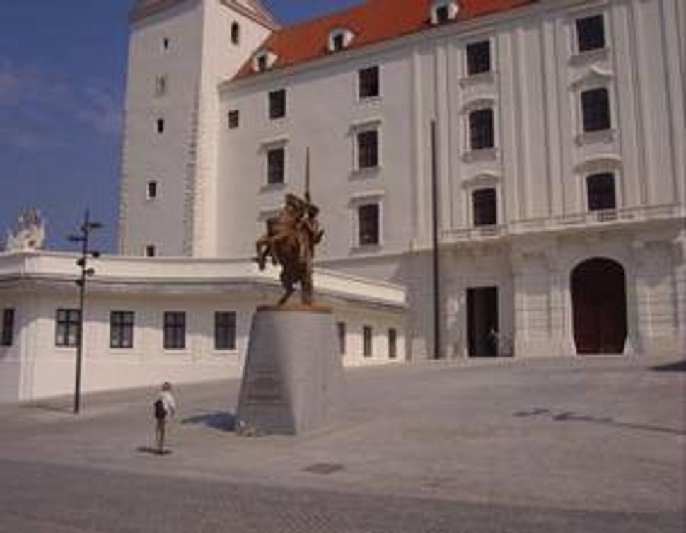 Dielo J. Kulicha nie je dôstojné priestoru Čestného nádvoria hradu