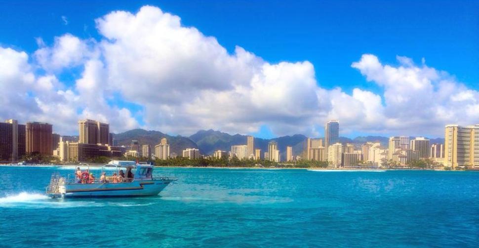 Pohľad z plavby katamaránom ponúka pohľad na ostrov Oahu z inej perspektívy.
