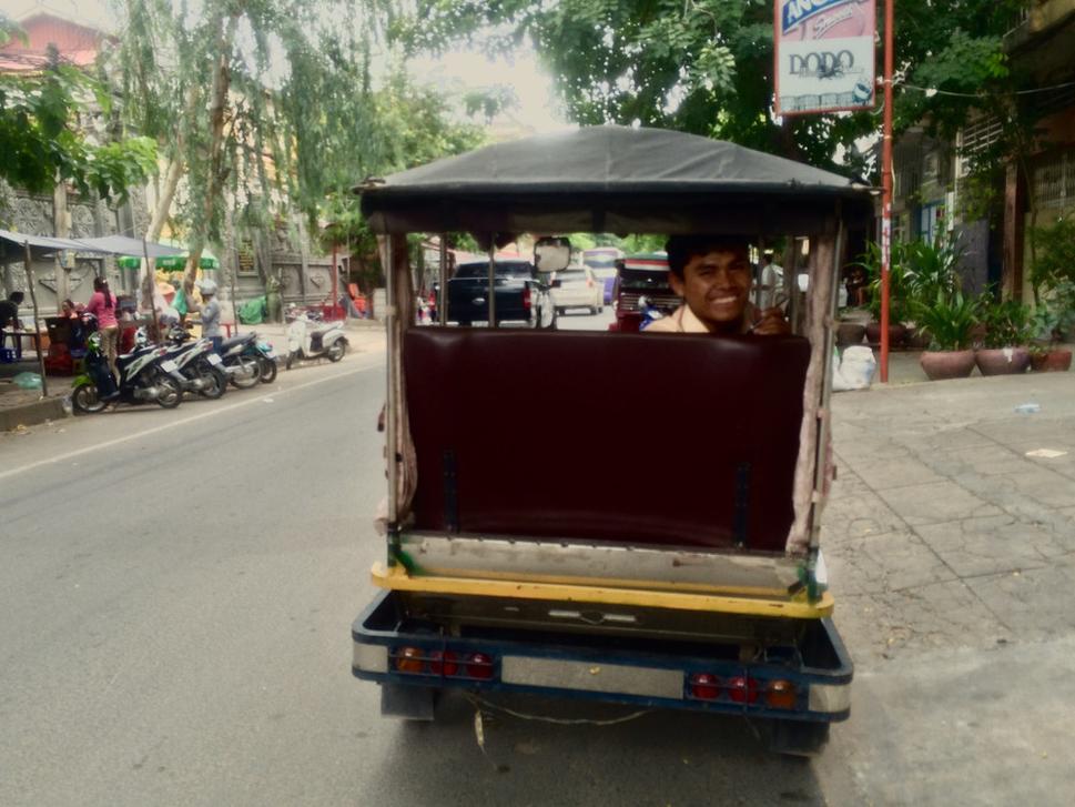 Nie šťastný zákazník, ale veselý tuk-tukár ochotne pózuje. Ulica hlavného mesta Phnom Penh.