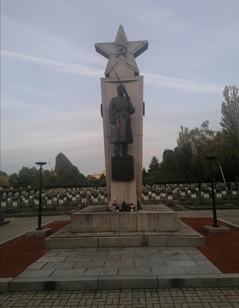 miesto kríža hviezda s kosákom a kladivom