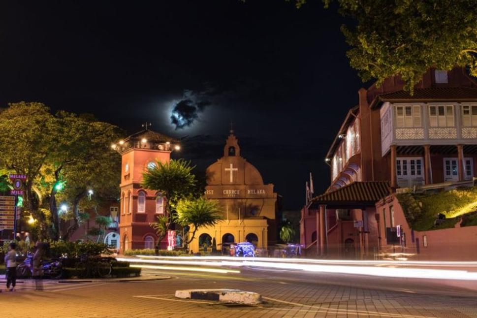 Večerná Melaka je ešte krajšia ako cez deň