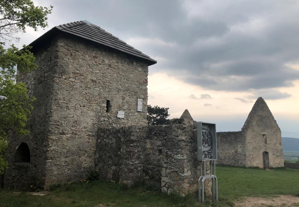Ruiny opevneného kostolíka v Haluziciach
