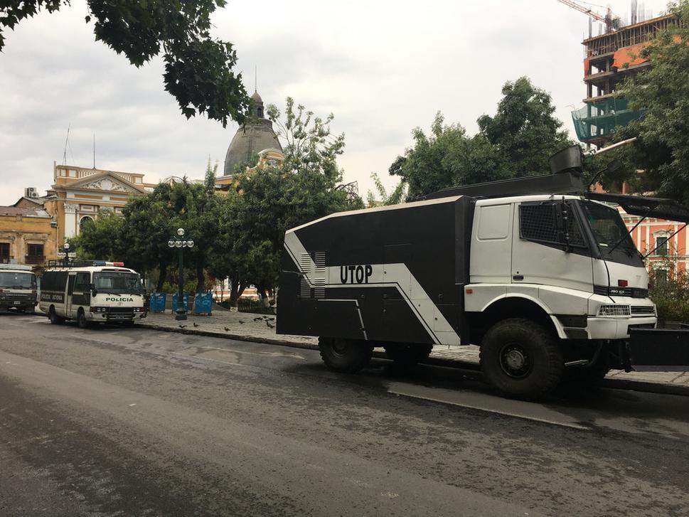 Snáď neprišli demonštrovať. Vyzerá to tak, že sa schyľuje k nejakej demonštrácii, miestna polícia pripravila aj vodné delá. Vtipné mi príde, že vodné delá majú na sebe označenie UTOP