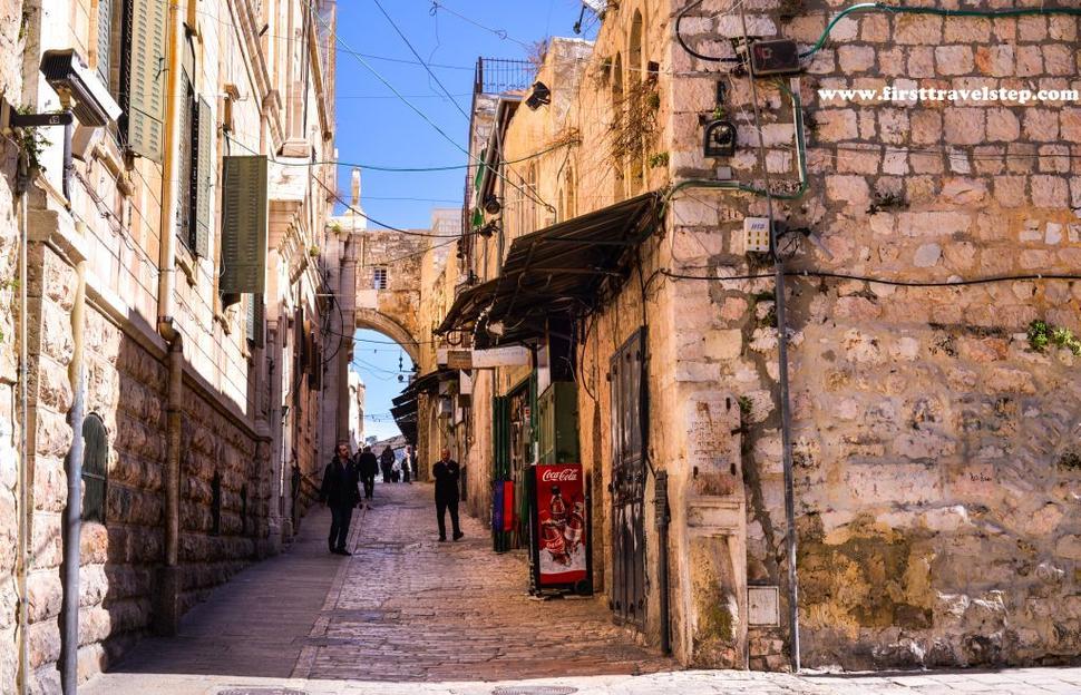 Kresťanská časť v Jeruzaleme. Presnejšie Krížová cesta Via Dolorosa