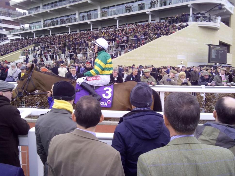 Barry Gerrarghty na koni More Of That, ktorý trošku sklamal tretím miestom v dostihu RSA Chase, kde sa očakávalo jeho víťazstvo