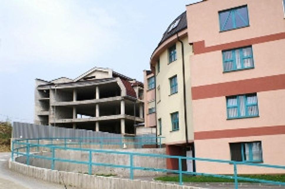 Rozostavaný skelet za Oravskou poliklinikou v Námestove