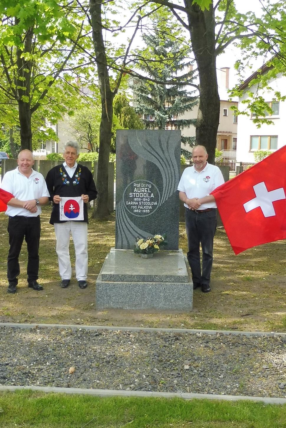 Vlajkári švajčiarskej skupiny Alphorngruppe Kaiten a p. Miroslav Šuvada z Zurichu. Pri hrobe manželov Stodolovcov na Vrbickom cintoríne v Liptovskom Mikuláši, 8.5.2019.