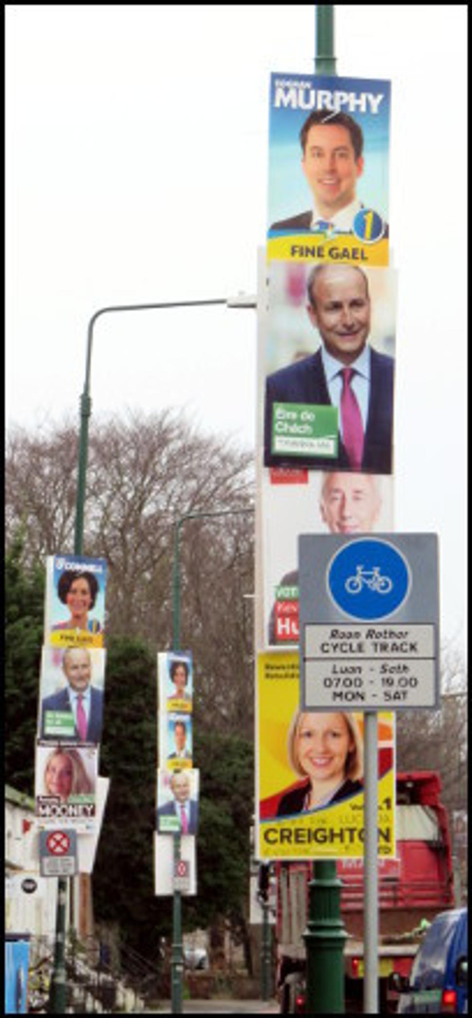 Zhora na nás pozerajú hlavy politikov
