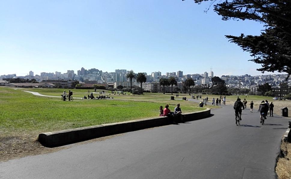 Cesta ku Golden Gate je krásna a bezpečná. Cyklistické chodníky sú široké, všade množstvo zelene a pri časti lemujúcej pláž nám nevadil ani trochu horší povrch.