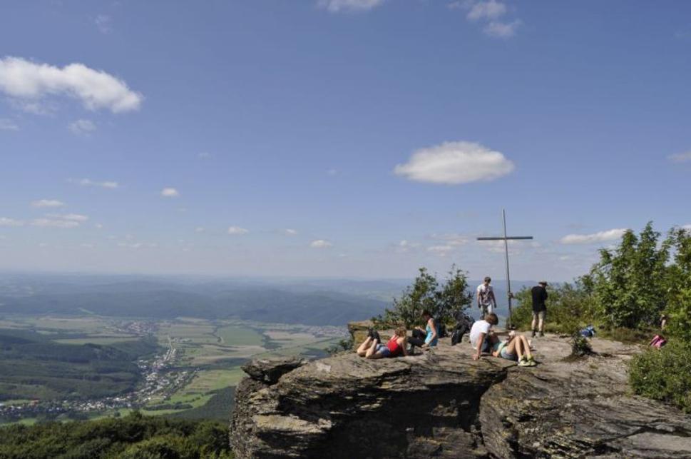 Sninský kameň v letných mesiacoch preplnený turistami. Prekvapením je, že na sninskom kameni sú dostupný maďarský a ukrajinský mobilní operátori. Výhľad je nádherný, je možné vidieť vrchy Poloninského národného parku- teda aj kopce na poľskej a ukrajinskej strane. Z kameňa je vidieť celú "Cirošskú dolinu"