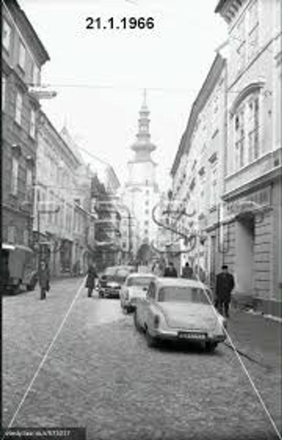 Zuzka ešte uvažuje, či bude na Michalskej priečne alebo pozdĺžne parkovanie. Zdroj: www.facebook.com/StaraBratislava/photos