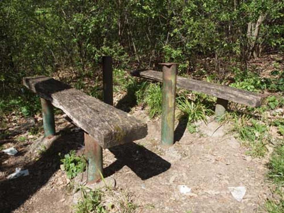 Takto vyzerali lavičky a stoly.