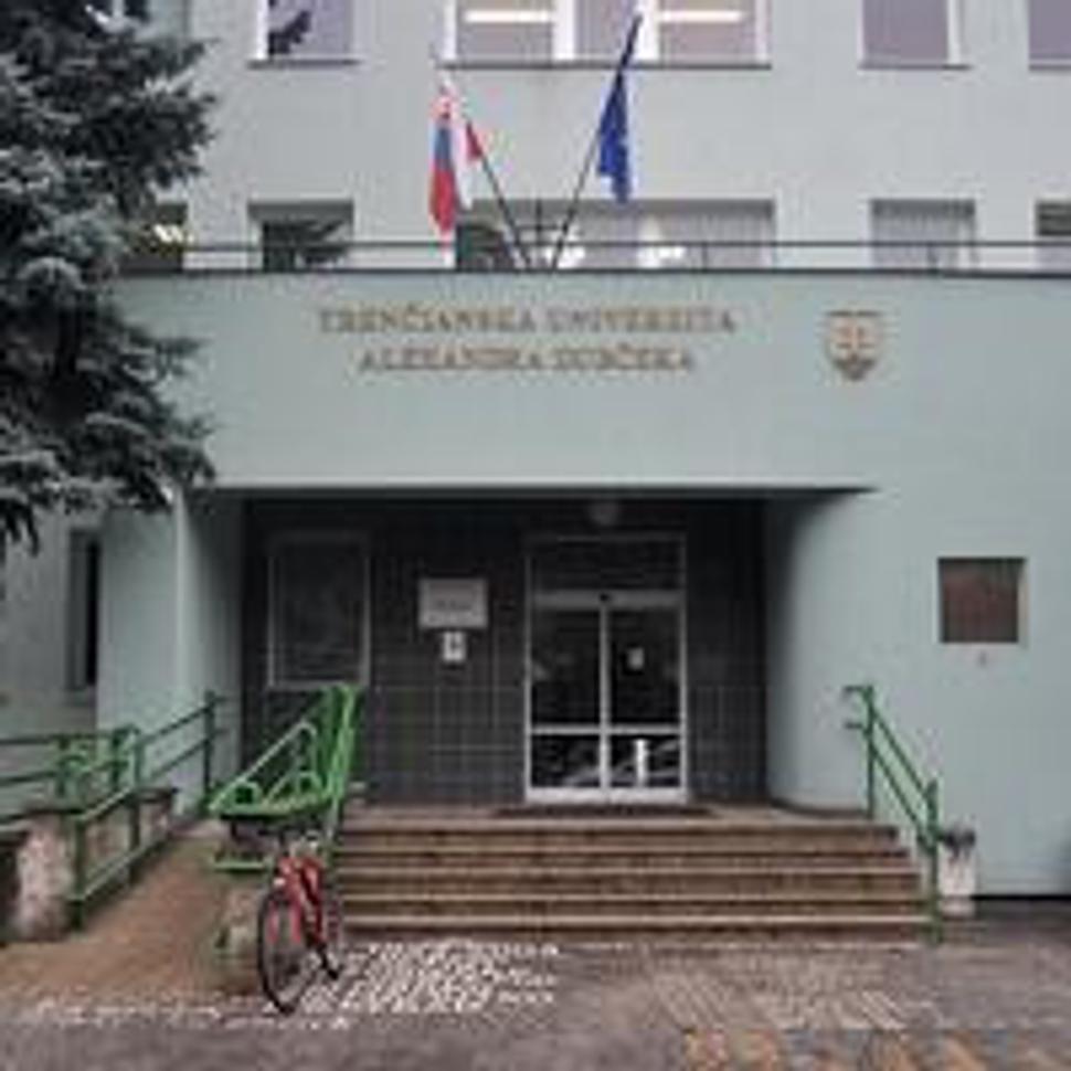 http://img.topky.sk/226138.jpg/Trencianska-univerzita-Alexandra-Dubceka-29-10-2009-SITA.jpg