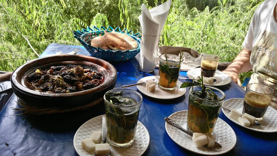 Tajine a typický marocký mätový čaj. Dobrú chuť : )