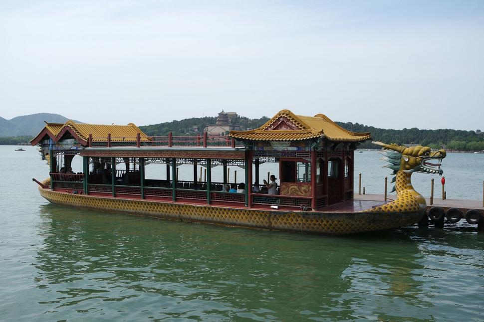Summer palace a v pozadí Tower of Budhist Incense