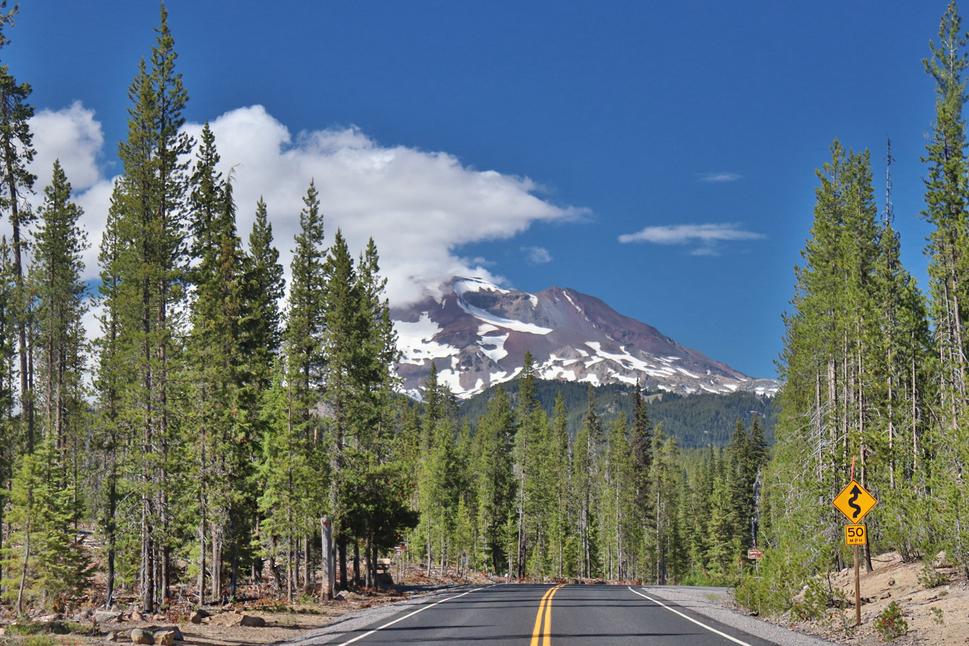 Cascade Lakes Scenic Byway; v pozadí South Sister (3145 m.n.m.), Oregon