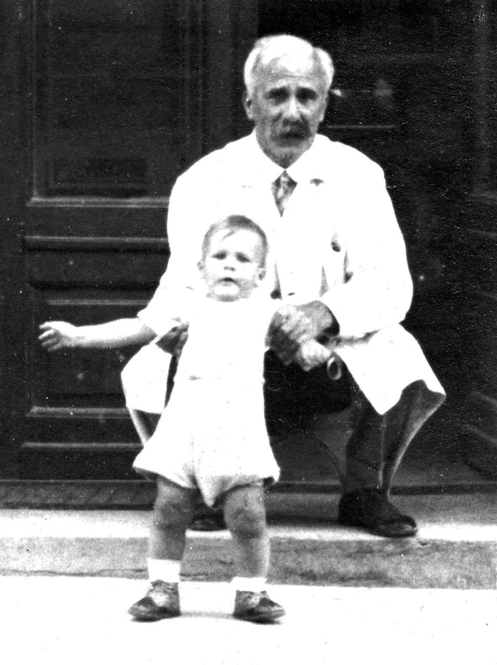 Lekárnik Hajnóczy s vnukom Františkom Mitterhauszerom vo Veszpréme v roku 1934