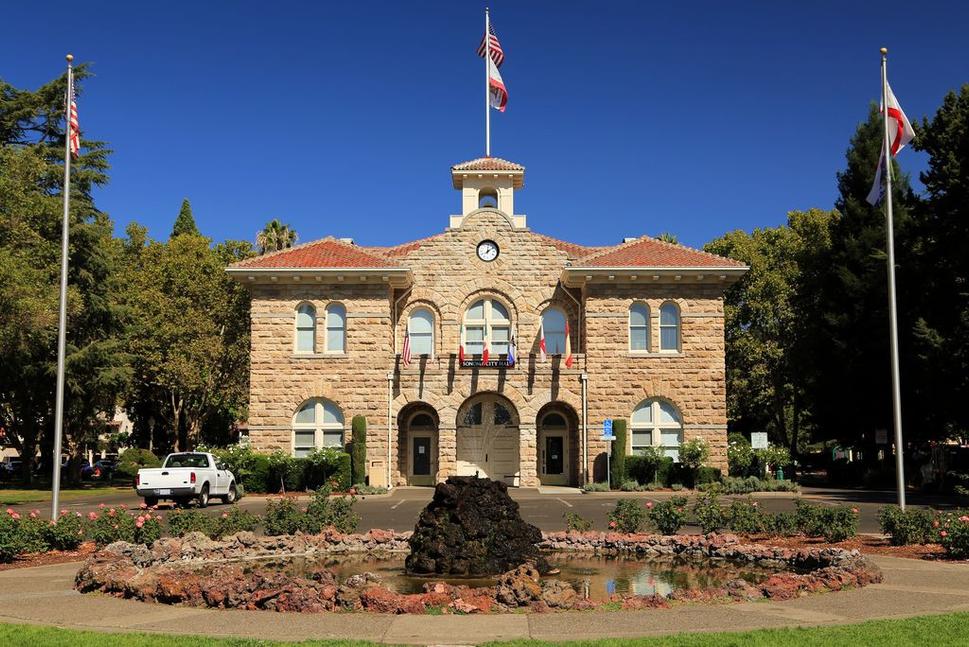 Sonoma Plaza so svojou County City hall - pohľad z južnej strany námestia