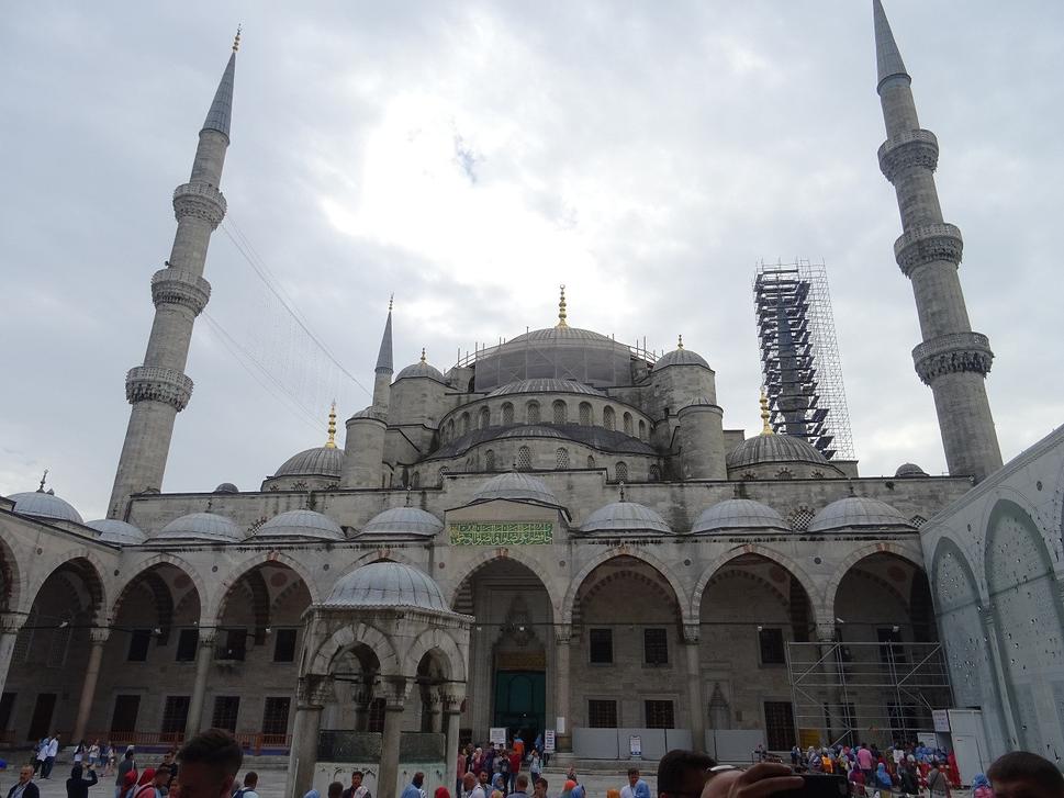 Mešita Sultanahmet, pre turistov známa najmä ako Modrá mešita.