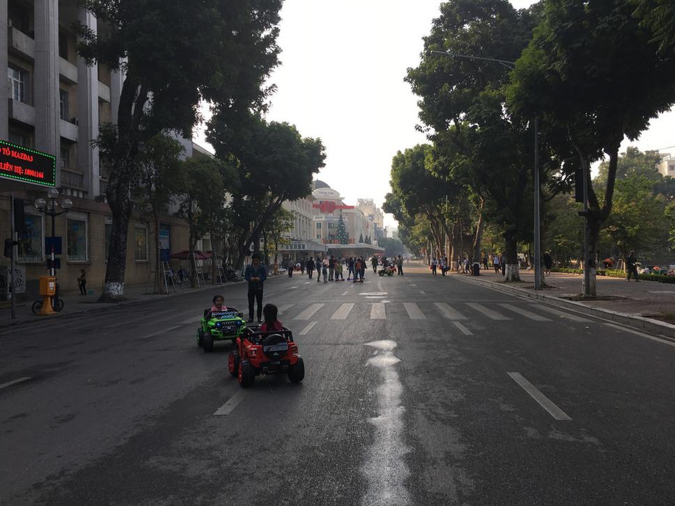 Víkend je jedinou dobou, kedy sa vďaka uzatvoreniu cesty okolo jazera doprava zastaví a jediné autá, ktoré majú vstup povolené sú tieto.