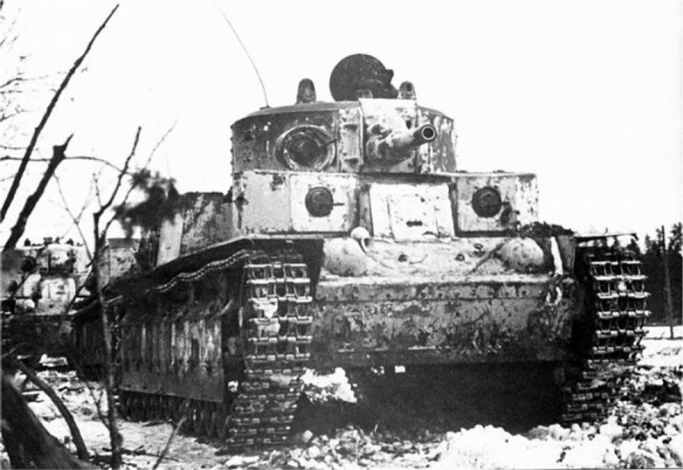 T-28 s kanonem L-10 v zimní kamufláži