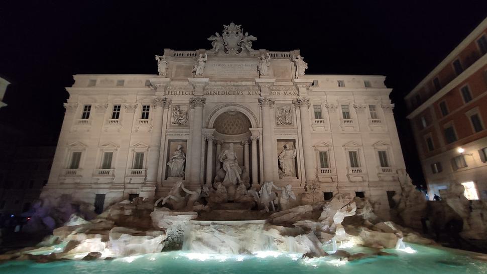 Nočná Fontána di trevi