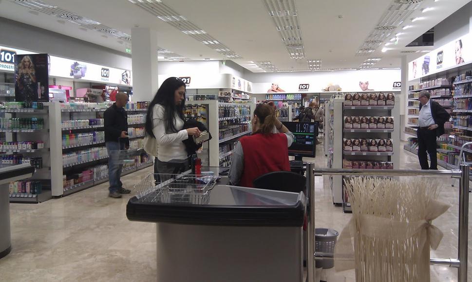 Je to neuveriteľné, ale majiteľ 101 Drogerie objednal interiérový dizajn. Predajňa konečne začína vyzerať dobre