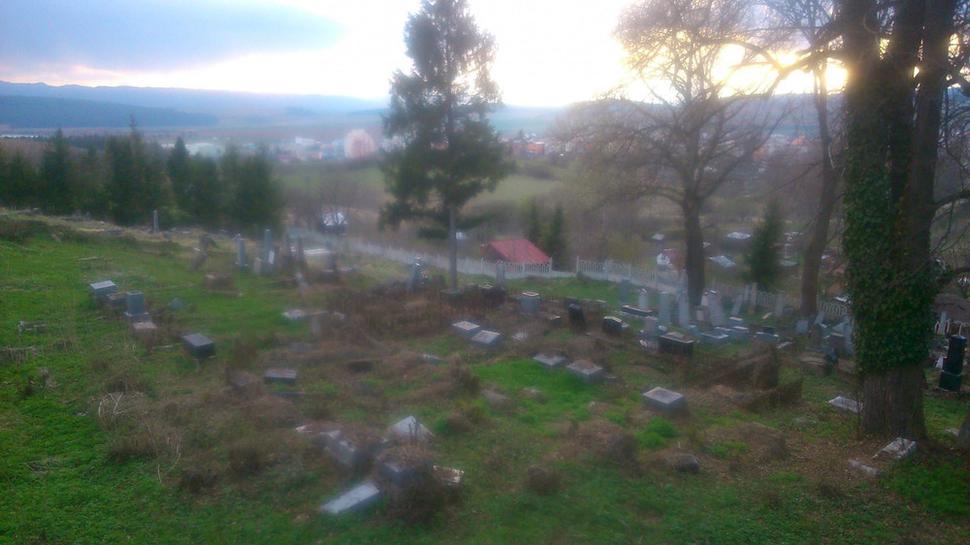 Burinou obrastený a spustnutý židovský cintorín prístupný iba majiteľom chatiek v priľahlej oblasti.Na náhrobkoch nájdete mená a názvy v hebrejčine, nemčine, maďarčine a slovenčine.