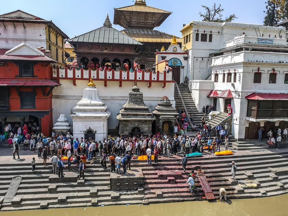Chrám Pashupatinath kde sa koná upaľovanie mŕtvych. Veľmi silný zážitok