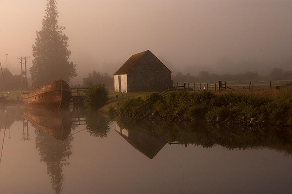 Hmlisté ráno vo Fort Augustus tesne po východe Slnka.