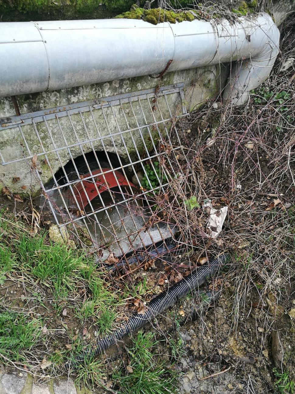Nelegálne vypúšťanie splaškov, Suché Miesto na ČV, dňa 19.03.2017 - foto 1