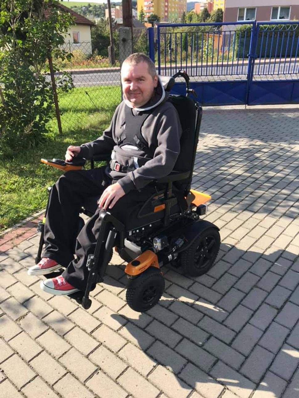 Pomôcka, akou je elektrický vozík, dáva Mircovi pocit slobody.