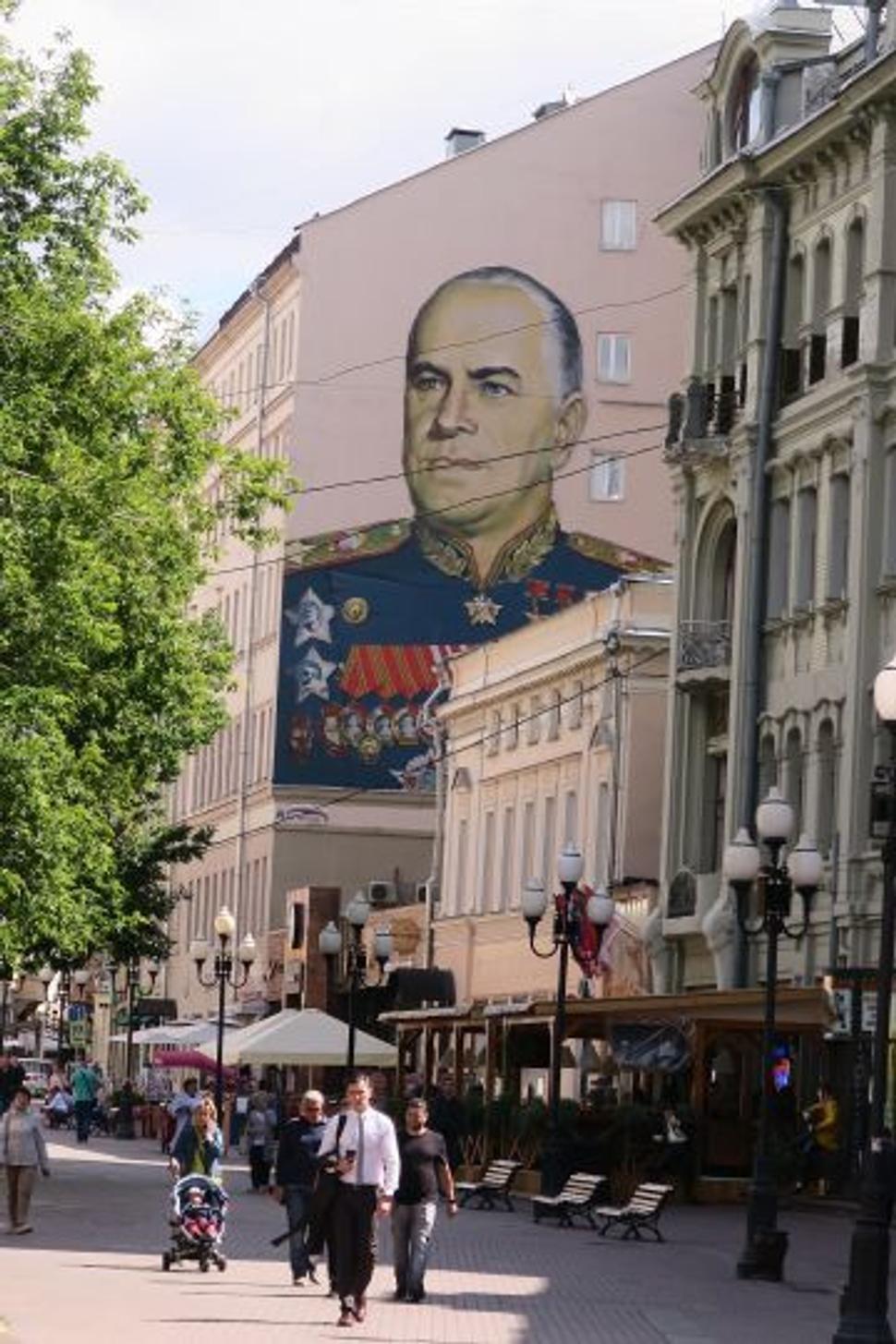 V pozadí portrét generála Žukova na Starom Arbate.