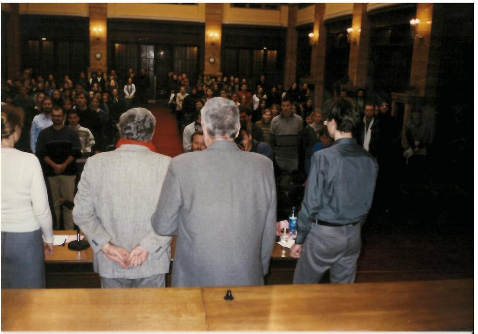 Asi to bola drzosť, ísť počas študentskej hymny Gaudeamus igitur s fotoaparátom za chrbty ocenených. Ale už po vyvolaní fotografií vo foto zberni som bol rád, že som tak urobil. Minimálne máte dnes predstavu, koľko nás na slávnosť prišlo. Aula bola plná.