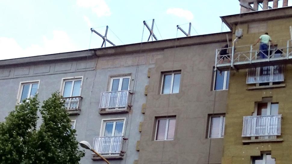 štuky pod strechou sú obité, rímsy okolo okien prekryté. Je otázne, či sa štuky a rímsy vytvoria na naovej omietke.