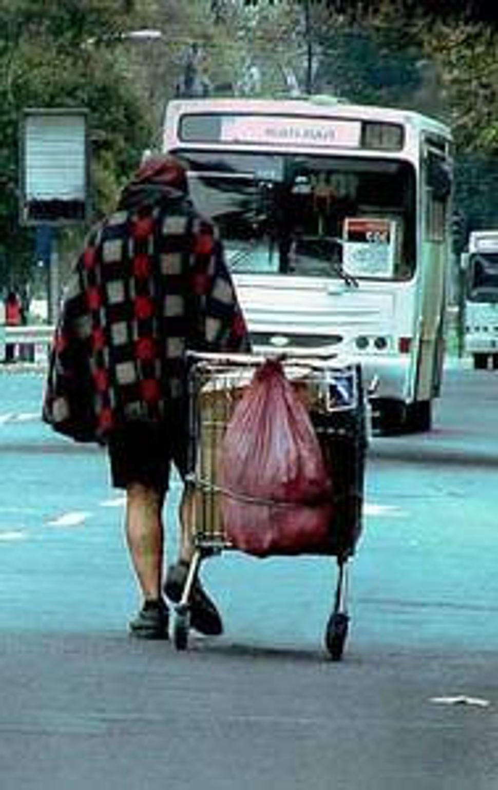 S vozíkom a taškami. V zime, daždi osamelá po chodníkoch veľkomesta...