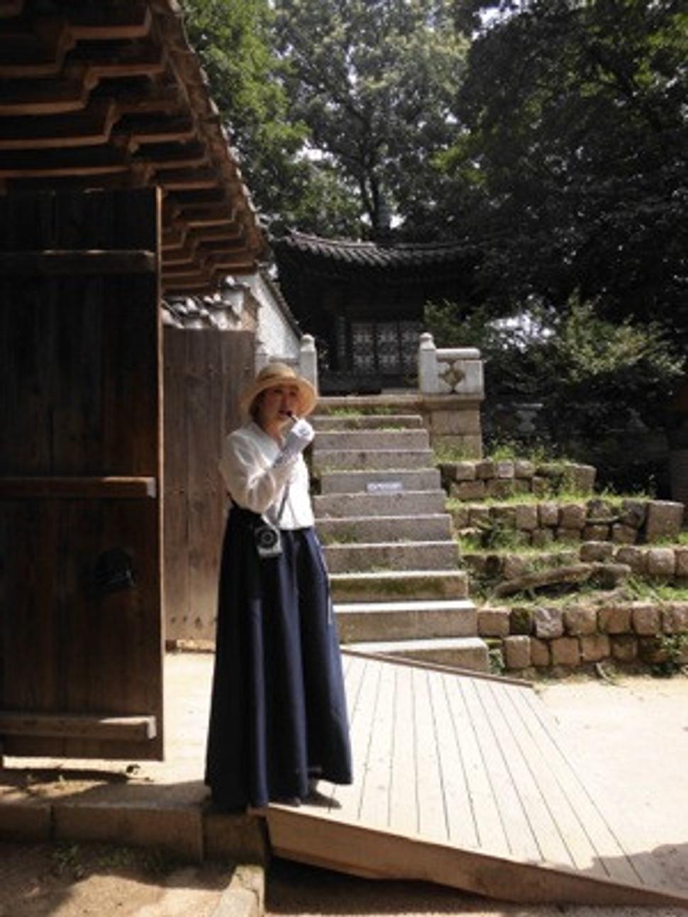 sprievodkyňa v paláci Changdeokgung